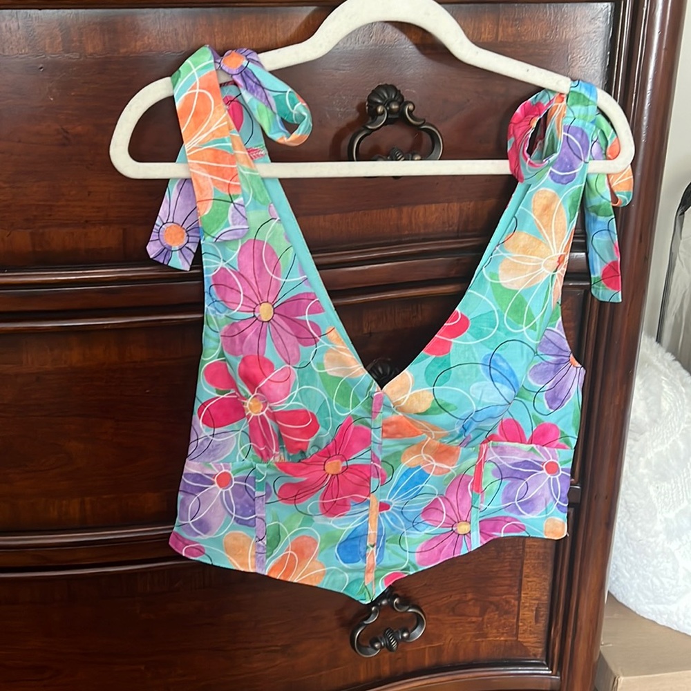Floral cropped tank top
